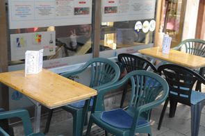 2 Tische zum gemütlichen sitzen vorm Pils Doktor